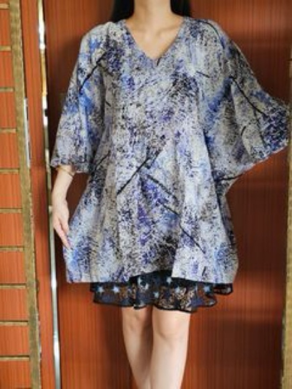 Alice + Olivia Abstract Blue and Gray V-Neck Tunic